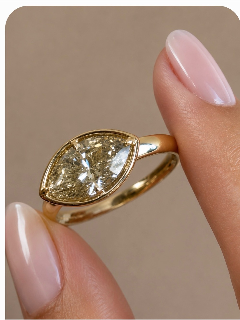 Elegant Marquise-Cut Solitaire Ring in Gold 10k pinky EF vs2 - size 3
